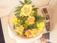 Grote glazen vaas of bak met bloemen
